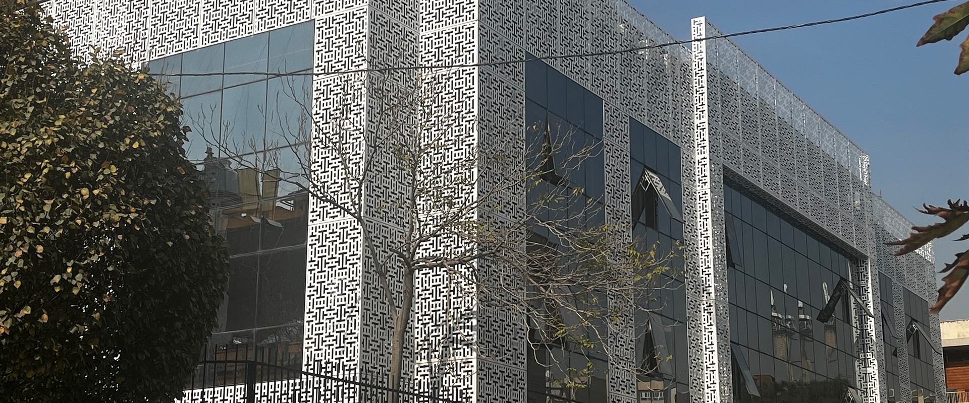 ساختمان هلدینگ عمران و توسعه شاهد